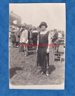 CPA Photo - AUTEUIL / PARIS - Portrait Jolie Jeune Femme à L' Hippodrome - 1925 - Robe Chapeau Mode Fille Homme Costume - Autres & Non Classés