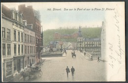 CP De DINANT Vue Sur Le Pont Et Sur La Place Saint Médard Carte Colorisée Rare Avec Vues De Magasins (Boucherie - Draper - Dinant