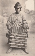 CONAKRY    GUINEE FRANCAISE      Une élégante Jeune Fille Soussou    TB PLAN 1913 - Guinée Française