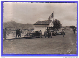 Carte Postale Poste Frontière Franco-Espagnole D'Hendaye Controle Des Voitures Par La Douane   Très Beau Plan - Douane