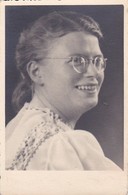 AK Foto Frau In Trachtenbluse Mit Brille - Ca.. 1930 (47563) - Personajes