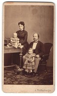 Fotografie A. Raffelsberger, Wien, Portrait Bürgerliche Familie Mit Zwei Kindern In Hübscher Kleidung - Anonymous Persons