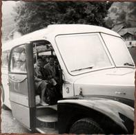 Photo Carrée Originale Passagères Par La Porte D'un Autocar à Identifier Vers 1960 - Automobiles