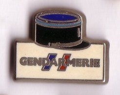 P115 Pin's Armée Gendarmerie Képi Argenté Qualité Arthus Signé Boussemart Achat Immédiat - Police