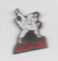 Pin's  Ville, Sport  JUDO  Club  De  AMPUIS  ( 69 ) - Judo