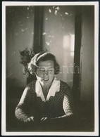 Cca 1933 Kinszki Imre (1901-1945) Budapesti Fotóművész Jelzés Nélküli, Vintage Fotója (Portré), 8,5x6 Cm - Sonstige & Ohne Zuordnung
