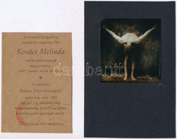 1997 Kovács Melinda Szignózott, Vintage Fotóművészeti Alkotása, Amelyet A Gromek Fotógalériában Rendezett Kiállításán Mu - Sonstige & Ohne Zuordnung