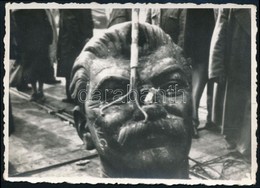 1956 Budapest, A Sztálin-szobor Feje, Fotó, 6,5×9,5 Cm - Sonstige & Ohne Zuordnung