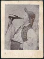 Cca 1900 Pálinkázó, Kartonra Ragasztott Fotó, Megviselt állapotban, 12×9 Cm - Sonstige & Ohne Zuordnung