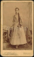 Cca 1890 Fiatal Hölgy Műtermi Fotója Schädler Szarajevói Műterméből, 11×6,5 Cm - Sonstige & Ohne Zuordnung