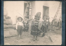 Cca 1910 Parasztgyerekek Az Udvaron, Fotó Képeslap Hátoldallal, 8,5x12,5 Cm - Sonstige & Ohne Zuordnung