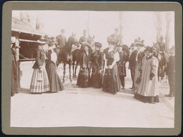 Cca 1900 Hölgyek és Lovas Férfiak Csoportképe, Fotó Kartonra Ragasztva, 9x12 Cm - Sonstige & Ohne Zuordnung