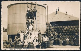 Cca 1920 Gyári Munkások Fotója A Gyár Udvarán, Képeslap Hátoldalú Fotó, 8,5x13,5 Cm - Sonstige & Ohne Zuordnung