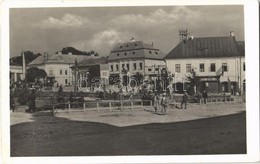 T2 1944 Dés, Dej; Piactér A Bevonulás Idejéről, Horogkeresztes Zászló, Magyar Címer és Zászlók, Gyógyszertár / Market Sq - Ohne Zuordnung