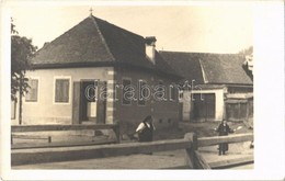 * T2 1935 Resinár, Rasinari; Falu Részlet, Asszonyok, Ház, Folklór / Village, Local Women, House, Folklore. Photo - Ohne Zuordnung