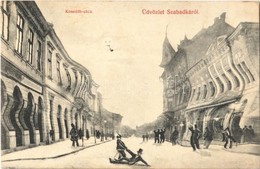 T2 1911 Szabadka, Subotica; Kossuth Utca, üzletek. Humoros Montázs Részeges Férfiakkal Este. Heumann Mór Kiadása / Stree - Ohne Zuordnung