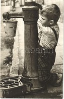 ** T1/T2 Közkút Kisfiúval. Foto Tokaji András, Képzőművészeti Alap Kiadóvállalat / Boy With Well - Sin Clasificación