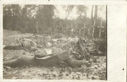 ** T2 Első Világháborús Osztrák-magyar Halott Katonák Az Előre Elkészített Keresztfákkal / WWI K.u.K. Military, Dead Sol - Unclassified