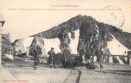 65-SOMMET DU PIC DU MIDI DE BIGORRE- UN GROUPE D'EXCURSIONNISTES A L'OBSERVATOIRE - Bagneres De Bigorre