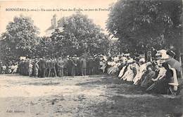 78-BONNIERES-SUR-SEINE - UN COIN DE LA PLACE DES ECOLES, UN JOUR DE FESTIVAL - Bonnieres Sur Seine