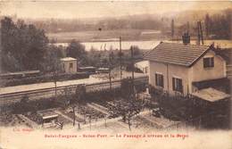 77-SAINT-FARGEAU-SEINE-PORT- LE PASSAGE A NIVEAU ET LA SEINE - Saint Fargeau Ponthierry