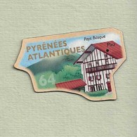 Magnets. Magnets "Le Gaulois" Départements Français. Les Pyrénées Atlantiques (64) - Reklame