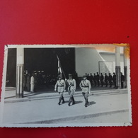 CARTE PHOTO SOLDAT FRANCAIS AVEC UN DRAPEAU - Otros & Sin Clasificación