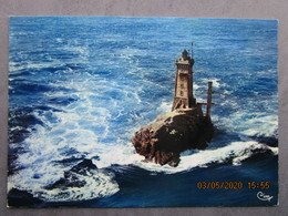 CP 29 Pointe Du RAZ Vue Aérienne Rocher Gorlebella,le Phare MARITIME De La Vieille Dans L'enfer De PLOGOFF Raz De Sein - Plogoff