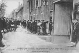 CPA 51 CHALONS SUR MARNE INONDATIONS 1910 LE CHEMIN DE BARRAGE LA FOULE REGARDANT L EAU SORTANT DE LA MAISON N°31 - Châlons-sur-Marne