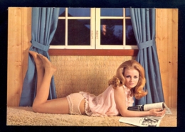 Woman Reading, Posing - Vintage / Postcard Not Circulated - Pin-Ups