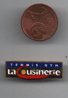 Pin's TENNIS GYM DE LA COUSINERIE, Dos Doré Par M.C.V, Rare............BT18 - Tennis