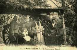 Madagascar   Un Baptême Pres D'un 75 - Madagascar