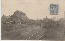 Hondschoote  59 Vue De La Gare Les Quais Tres Tres Animés Et Train Arrivant En Gare - Hondshoote