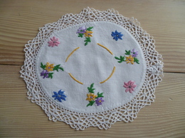 Napperon Broderie Blanc , Fleurs - Encajes Y Tejidos