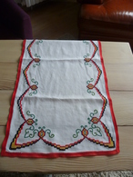 Napperon, Chemin De Table  Broderie Années 70 , Blanc ,rouge - Dentelles Et Tissus