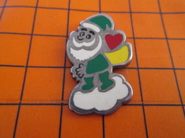 820 Pin's Pins / Beau Et Rare / THEME : NOEL / PERE NOEL VERT SECOURS POPULAIRE - Weihnachten