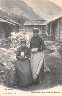 20-3581 : EN VALAIS. PAYSANNES DE LA VALLEE DE BAGNES. - Bagnes