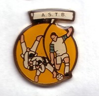 C134 Pin's JUDO FOOTBALL ASTB Achat Immédiat - Judo