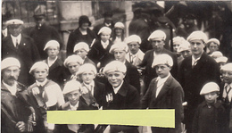 02- Vic Sur Aisne Carte Photo  Rassemblement Devant L Eglise  Sans Date - Vic Sur Aisne