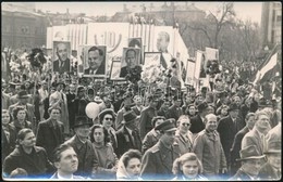 1955 10 éves Felszabadulási ünnepség A Háttérben Rákosi és Sztálin Molinókkal, Fotó, 9x14 Cm - Sonstige & Ohne Zuordnung