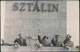Cca 1950 Felvonulási ünnepség Háttérben A Sztálin-szobor Talapzatával, A Képen Egy Szovjet Tábornokkal (?), Kádár, Dobi, - Sonstige & Ohne Zuordnung