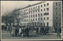 1956 Budapest, Tömeg A Köztársaság Téren, Fotó, 5,5×8,5 Cm - Sonstige & Ohne Zuordnung
