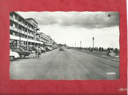 CPSM Petit Format - Berck Plage -(P.-de-C.) - L'Esplanade Parmentier - Voitures Anciennes  (Peugeot 403 ) - Berck