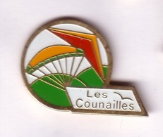 E98 Pin's LES COUNAILLES Club Parapente Parachute Aile Delta Le Syndicat Vosges Achat Immédiat - Paracaidismo