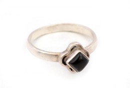 Ezüst(Ag) Gyűrű, Fekete Kővel, Jelzett, Méret: 50, Bruttó:1,9 G - Sonstige & Ohne Zuordnung