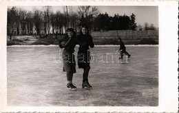 * T2 1941 Zombor, Sombor; Korcsolyázó Diáklányok Télen / Student Girls Are Ice Skating In Winter. Foto Ivan, Photo - Ohne Zuordnung