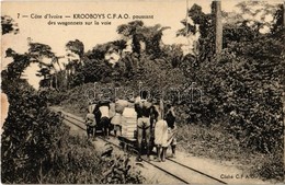 ** T3 Cote D'Ivoire, Krooboys C.F.A.O. Poussant Des Wagonnets Sur La Voie / Pushing Wagon On The Track (small Tear) - Ohne Zuordnung