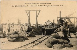 ** T1/T2 Grand-Bassam, Colonies Francaises, Extremité Du Wharf Un Jour De Courrier / Railway Station - Non Classés