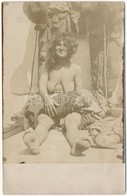 ** T2/T3 Half-naked Indigenous Woman With Her Child. Photo (EK) - Ohne Zuordnung