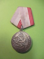 Médaille /Empire Soviétique/ Vétéran Du Travail / Bronze Argenté / Vers 1960-1980                 MED374 - Russia